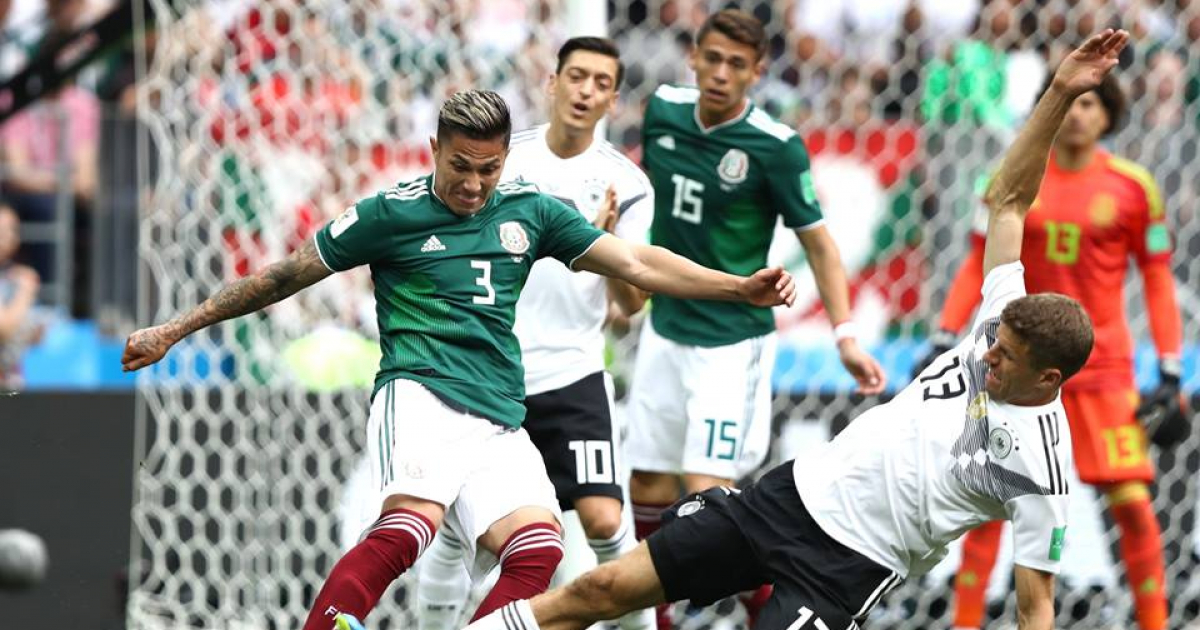 Jugadores de México y Alemania disputan un balón © Facebook / FIFA World Cup