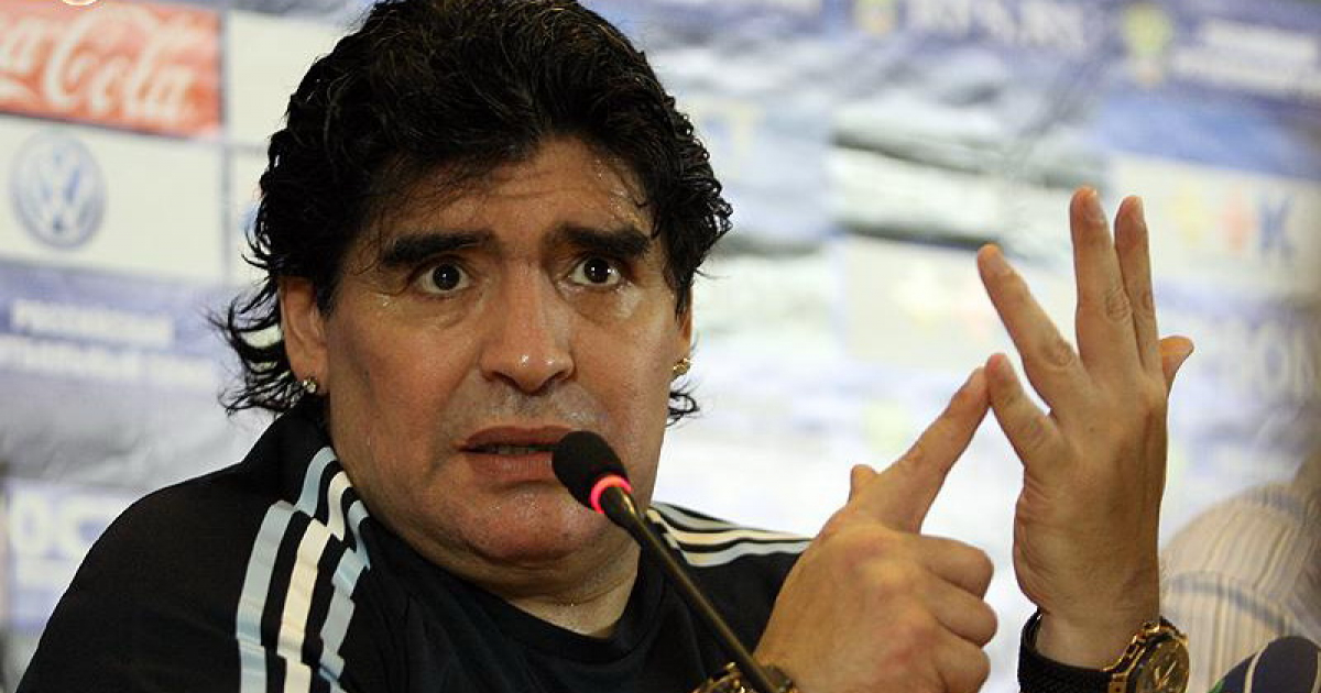 Diego Armando Maradona cuenta con los dedos en una rueda de prensa © Wikimedia Commons