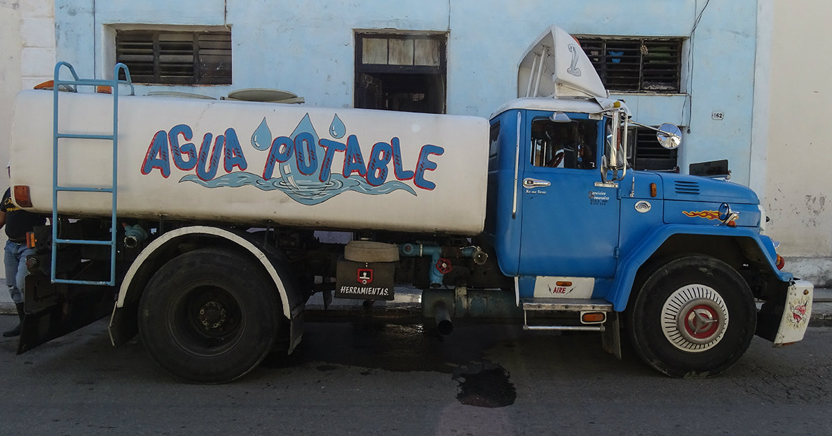 Pipa de agua potable © CiberCuba