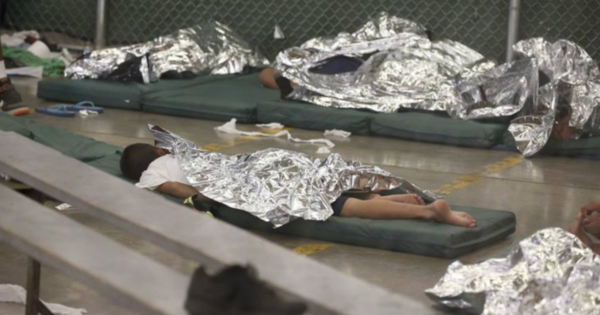 Niños migrantes durmiendo en el suelo © Twitter/ Jose Antonio Vargas