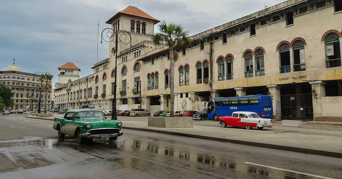 Autos particulares, en la Avenida del Puerto, en La Habana. © CiberCuba.