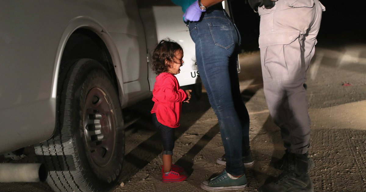 Una niña llora tras la detención de su madre en la frontera de EE.UU. © José Antonio Vargas / Twitter