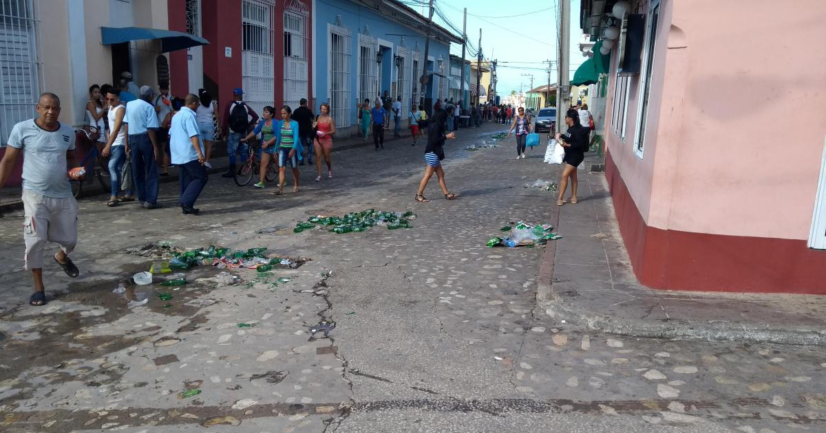 Restos de botellas en las calles de Trinidad tras el desfile del 1 de mayo © CiberCuba