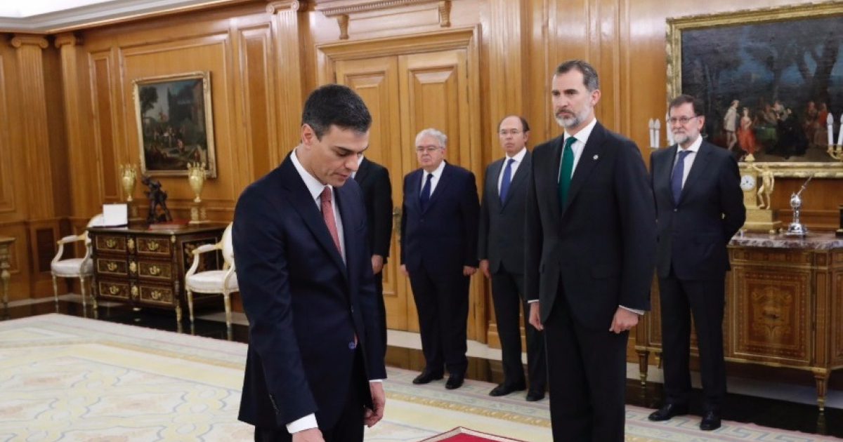 Pedro Sánchez jurando como presidente del Gobierno ante el Rey © Twitter / @PSOE