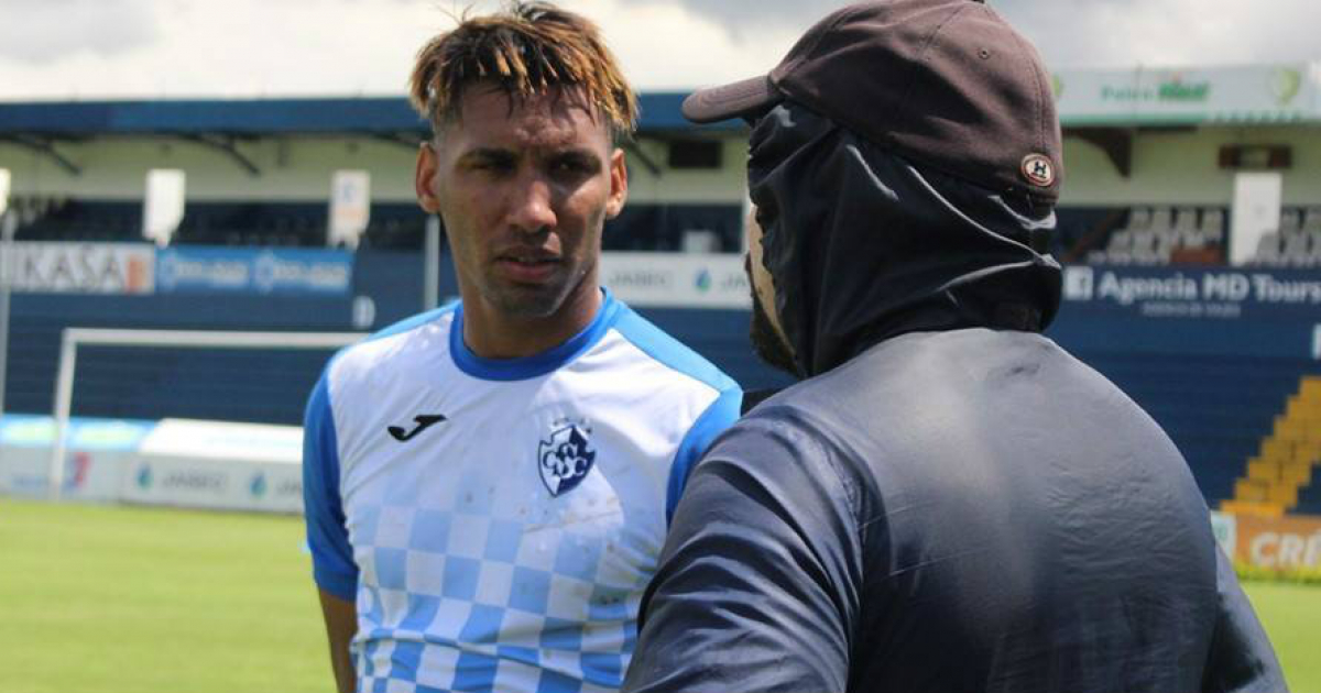 El futbolista cubano Marcel Hernández hablando con su nuevo entrenador © Facebook / Club Sport Cartaginés