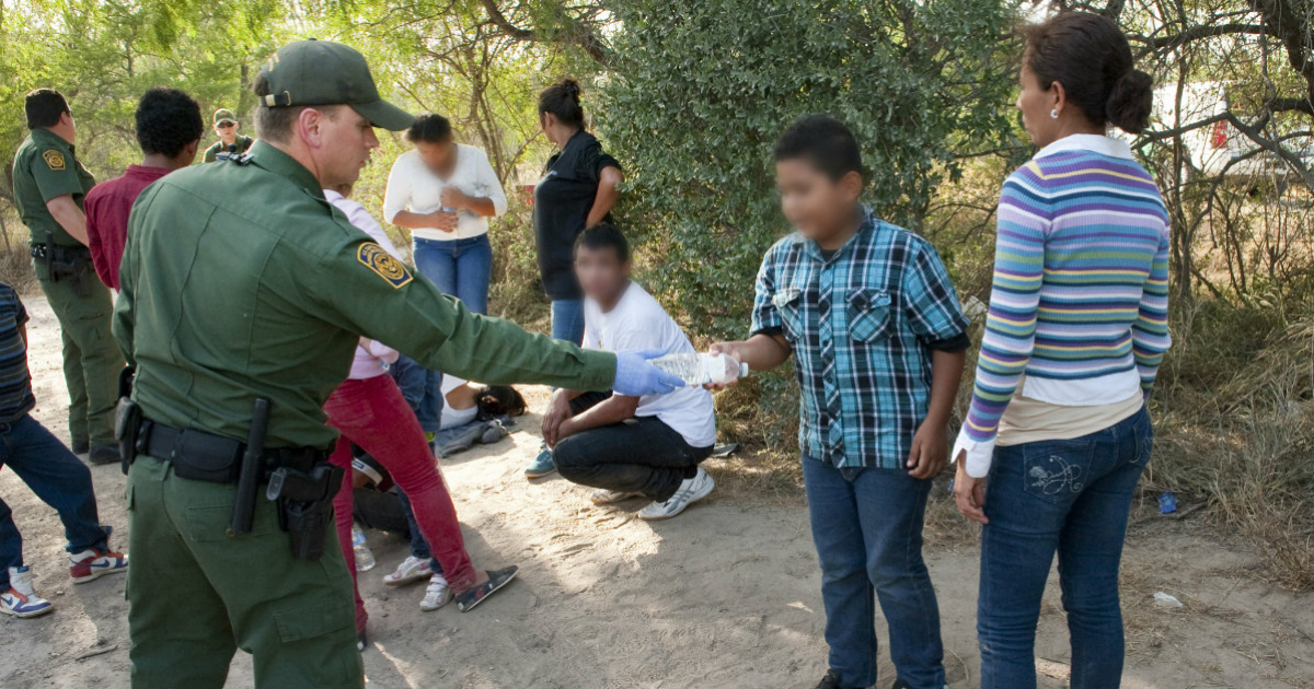 Agentes de la CBP junto a un grupo de inmigrantes ilegales © Wikimedia