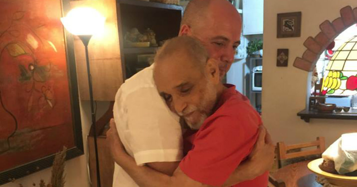 El profesor Carlos Lazo abraza al poeta Rafael Alcides (d). © Carlos Lazo / Facebook