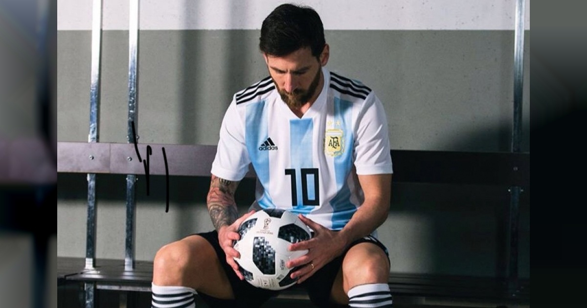 Leo Messi cabizbajo mirando un balón la camiseta de Argentina © Instagram / Leo Messi