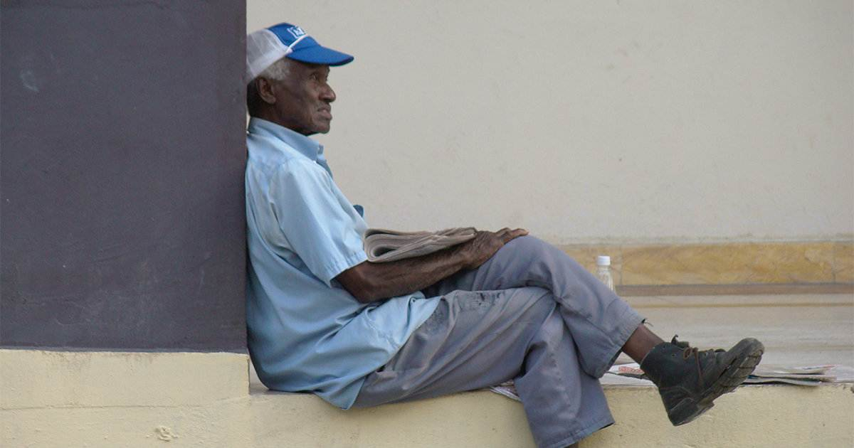 Un anciano cubano sentado en una de las calles de La Habana © CiberCuba
