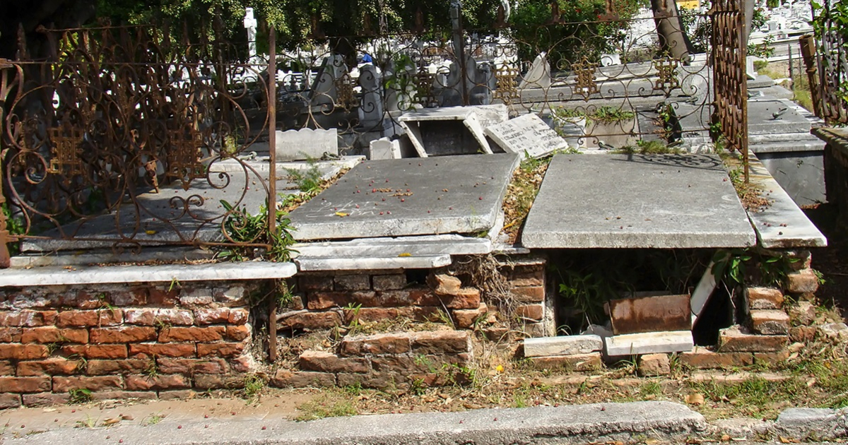 Deterioro en tumbas del cementerio de Colón © CiberCuba