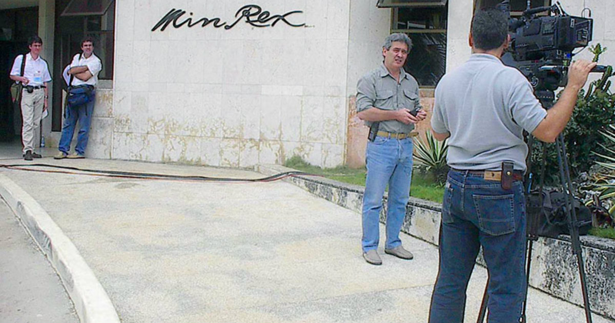 Fernando Ravsberg, en las afueras del Minrex. © Cartas desde Cuba /vRaquel Pérez Díaz
