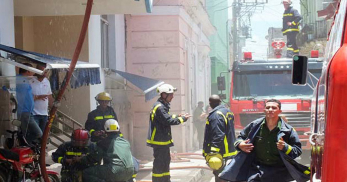 Incendio en las oficinas de ETECSA en Villa Clara. © Vanguardia.