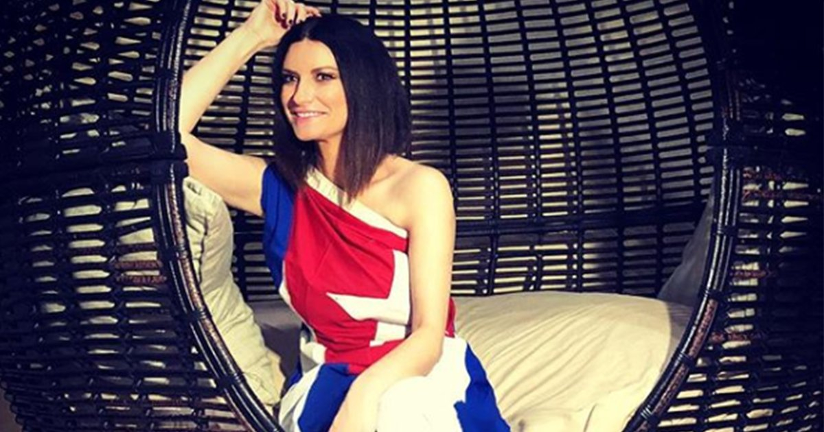 Laura Pausini envuelta en una bandera cubana. © Instagram/ Laura Pausini