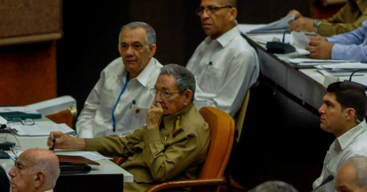 Raúl Castro preside la comisión que reformará la Constitución en Cuba. © Granma.