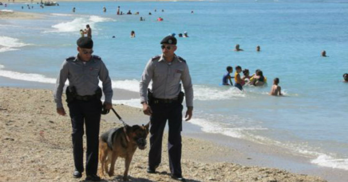 Playas vigiladas por policías con perros. © 5 de septiembre.