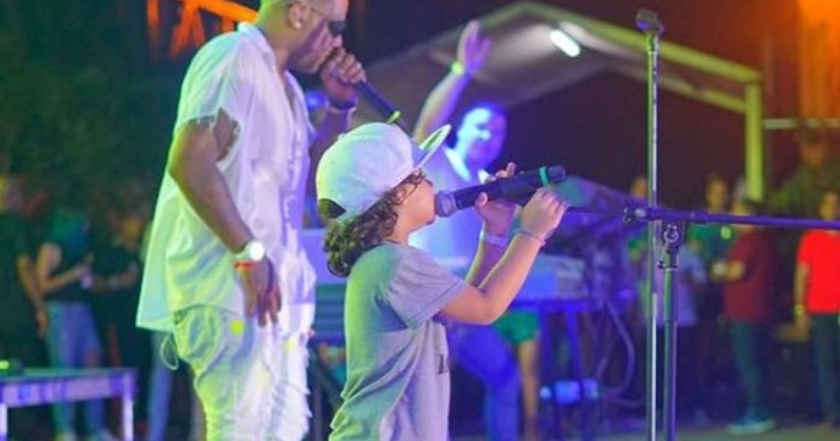 Alex Jr. Delgado coge el micrófono sobre el escenario en Varadero © Facebook / Gente de Zona