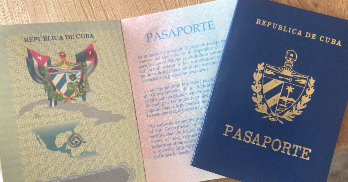 Imagen de la parte interior y exterior del pasaporte cubano © CiberCuba