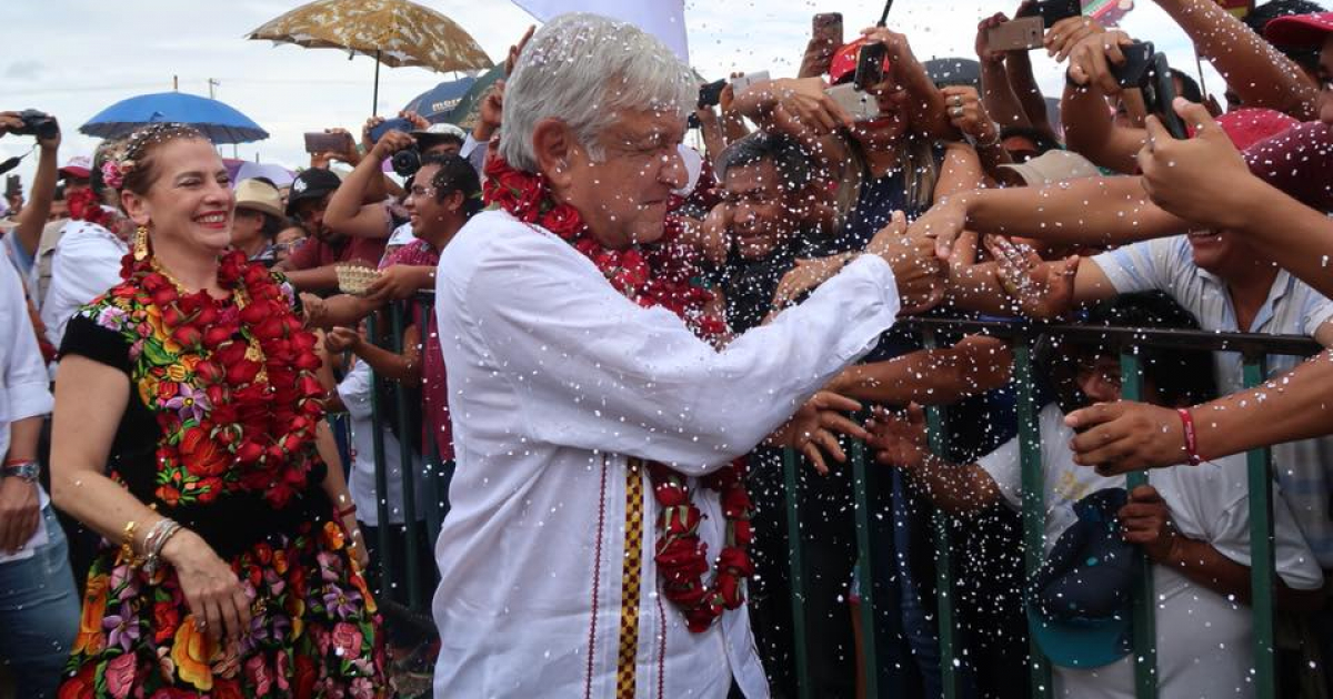 López Obrador recibiendo un baño de masas durante la campaña © Facebook / Andrés Manuel López Obrador