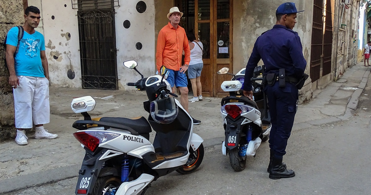 Policía en Cuba © CiberCuba