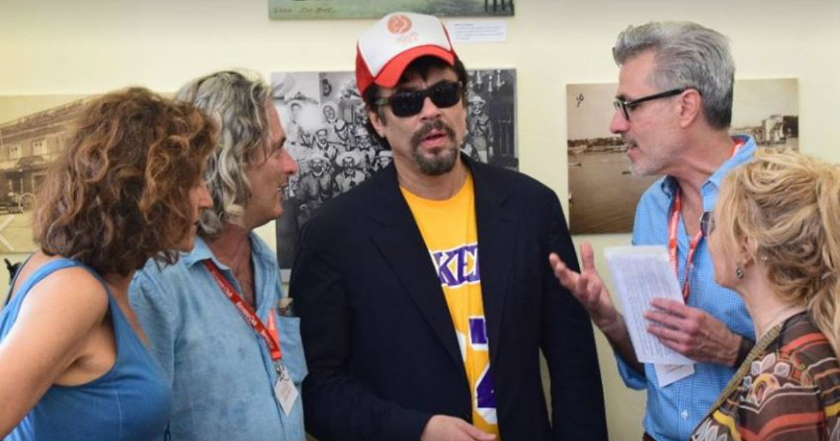 Benicio del Toro asistió a la inauguración de la exposición fotográfica "Luz de memoria" © Facebook/Festival Internacional de Cine de Gibara/ Danier Ernesto González