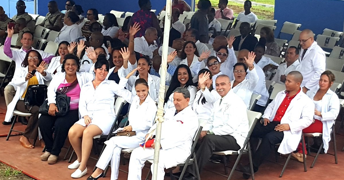 Médicos cubanos en San Vicente © Minrex