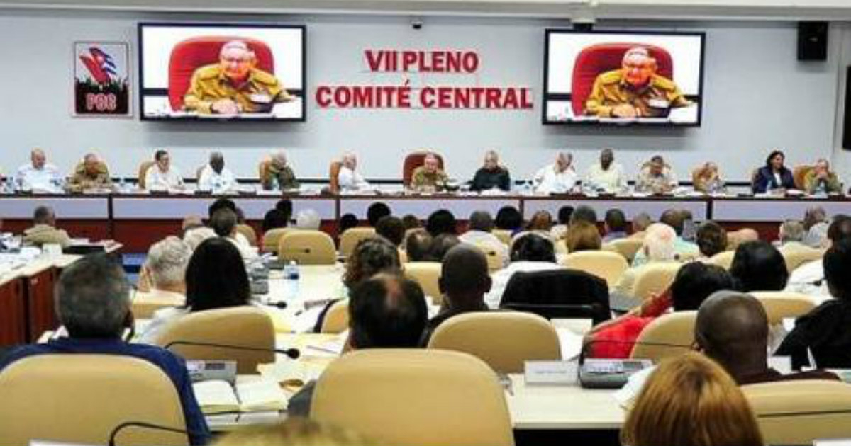 Pleno del Comité Central, presidido por Raúl Castro. © ACN