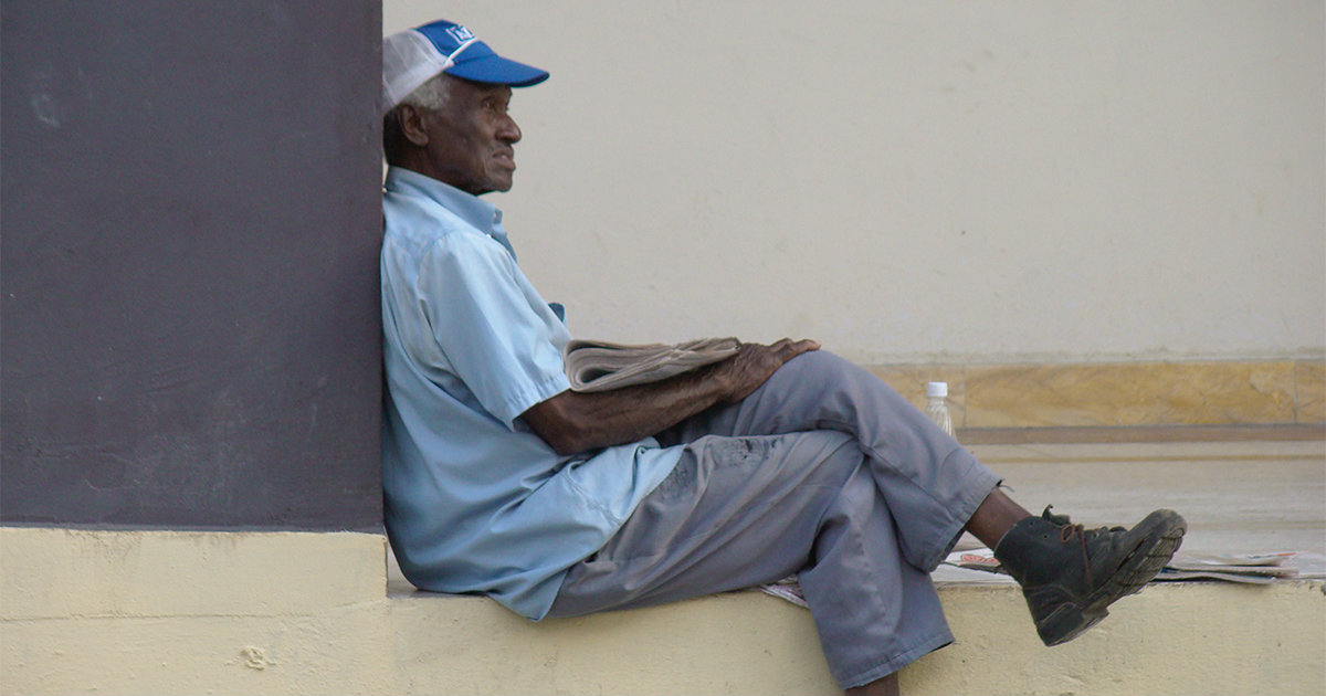 Vendedor de periódicos en Cuba. © CiberCuba.