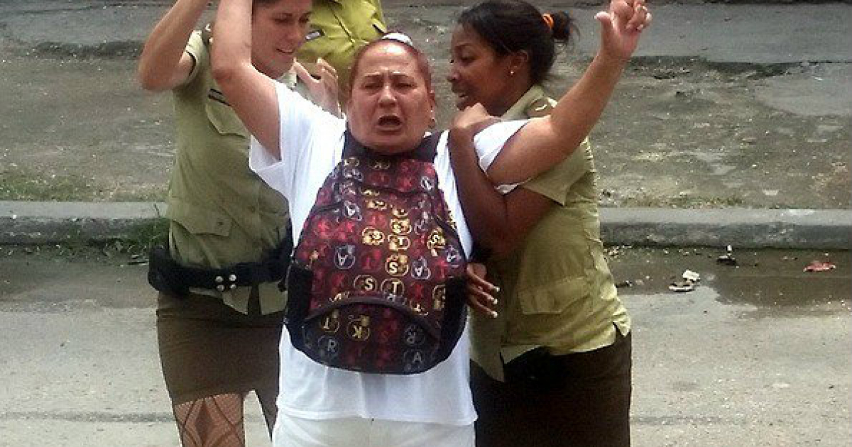 La activista Yolanda Santana detenida durante un acto de protesta © Twitter / @jangelmoya