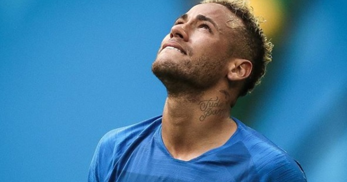Neymar Jr mirando al cielo durante un partido con Brasil en el Mundial de Rusia © Instagram / Neymar Jr