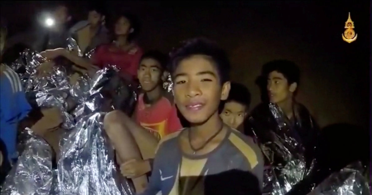 Niños atrapados en una cueva de Tailandia saludan a cámara © Thai Navy Seal/ REUTERS TV