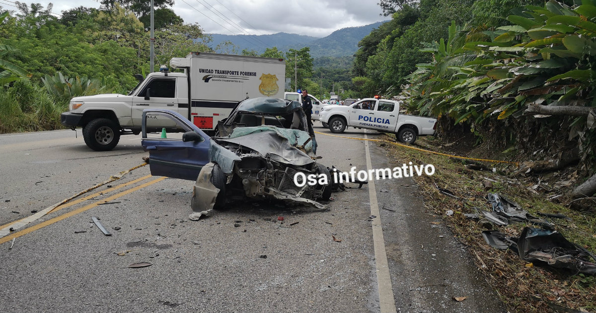 Imagen que muestra el estado en que quedó el auto accidentado © Facebook/Osa Informativo