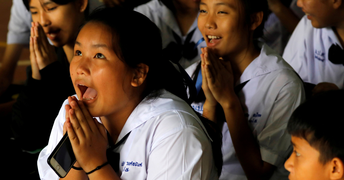 Niños rezan por el rescate de los niños atrapados en Tailandia © REUTERS/Tyrone Siu