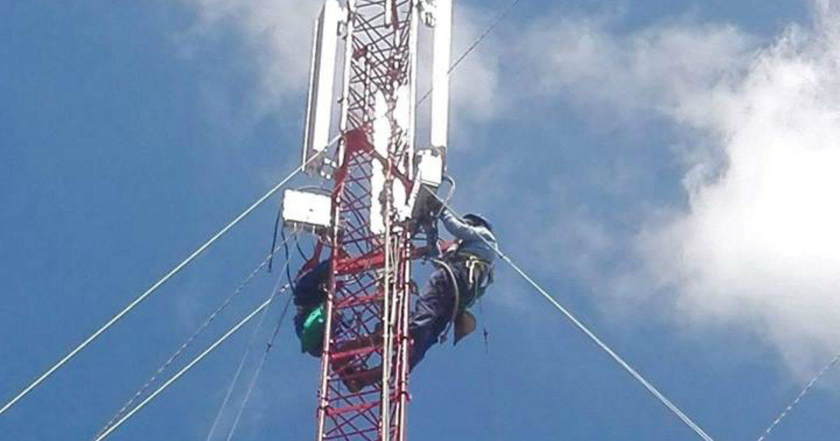Trabajadores de ETECSA arreglan averías en una torre de comunicaciones © Facebook/ETECSA