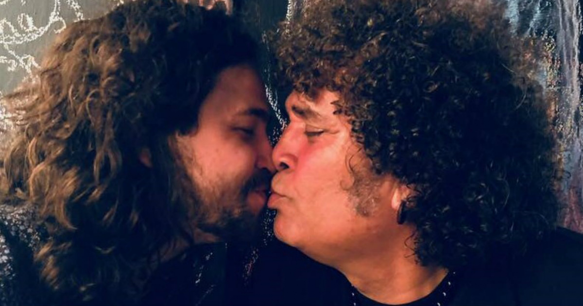 Luis Alberto García se besa en la boca junto a otro hombre © Facebook/Luis Alberto García