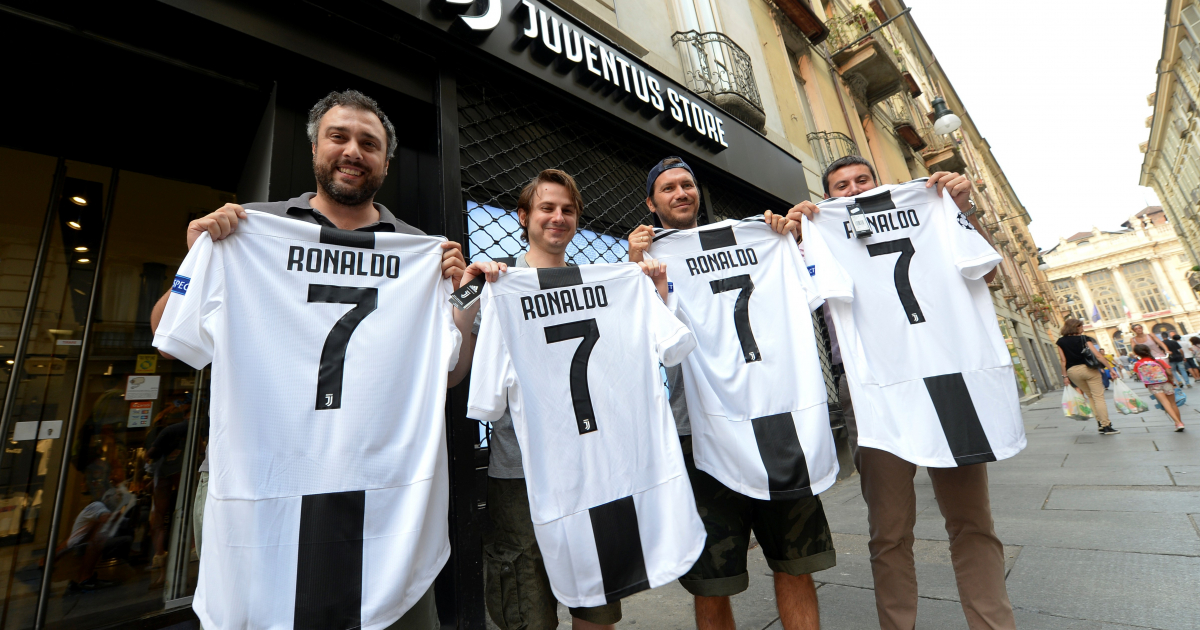 Seguidores de la Juventus portan camisetas de Cristiano Ronaldo © REUTERS/Massimo Pinca