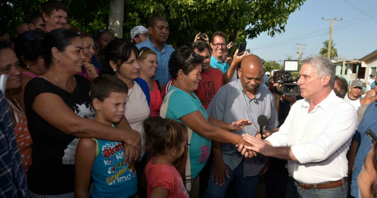 Cubanos saludando a Díaz-Canel © Prensa Latina