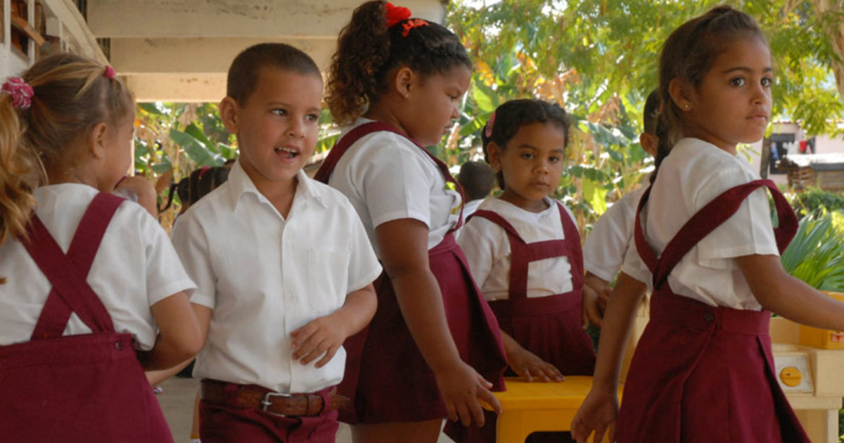 Niños vestidos de uniforme en Holguín. © Ahora.
