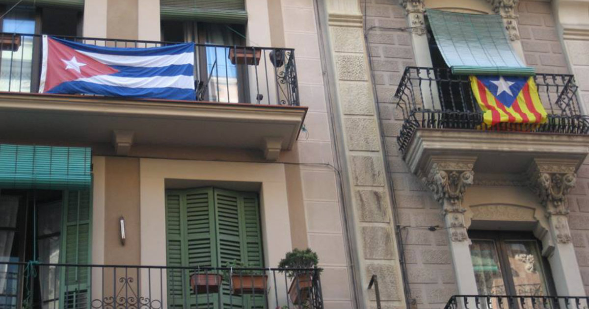 Bandera cubana (i) y bandera independentista catalana (d) © CiberCuba