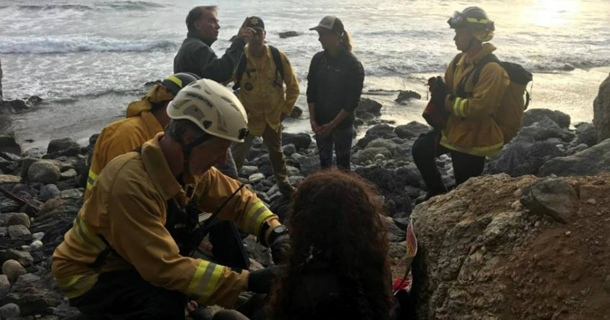 Equipos de rescate conversan con la víctima en la costa de California © Facebook / Monterey County Sheriff's Office