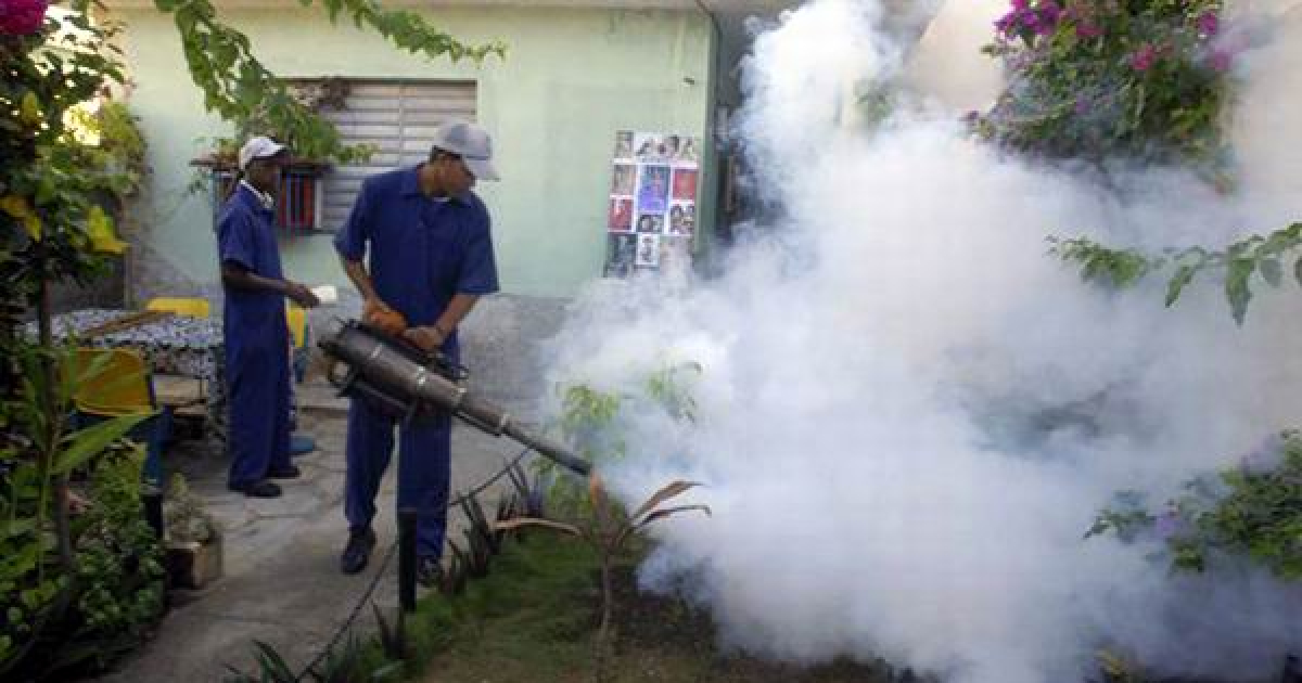 Trabajadores fumigando contra el mosquito Aedes aegypti en Santiago de Cuba © Radio Rebelde