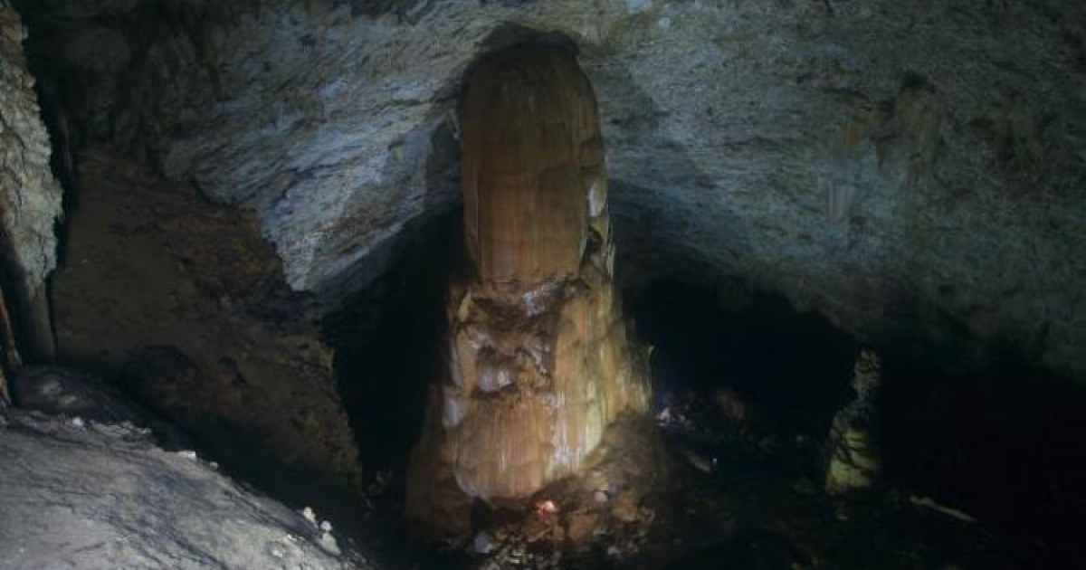 Estalagmita de la cueva Martín Infierno, en Cienfuegos. © Granma