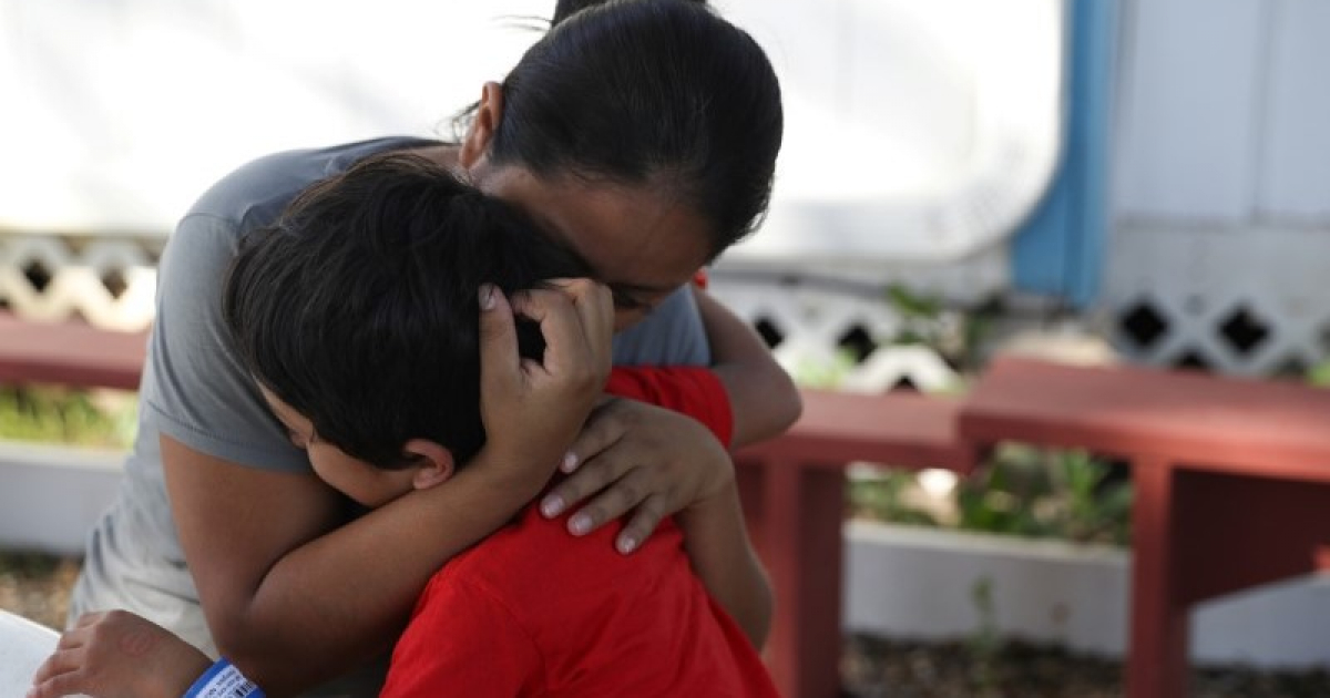 Madre e hijo cerca de la frontera entre Estados Unidos y México, en San Benito, Texas © REUTERS/Loren Elliott