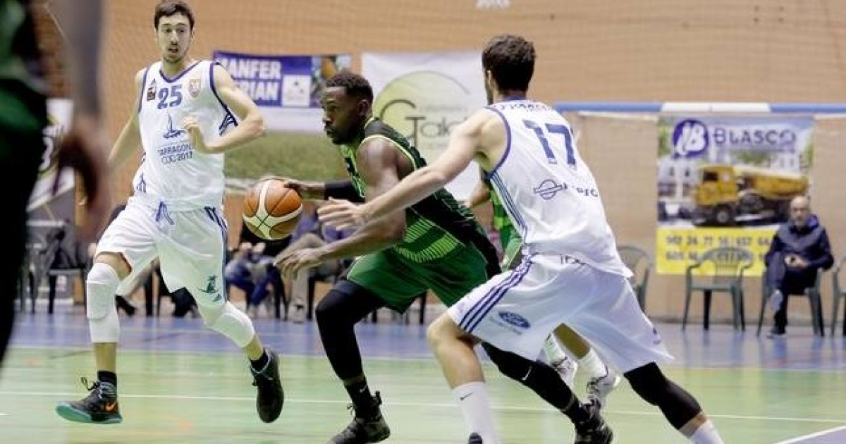 El jugador cubano Georvys Elías conduce el balón con la camiseta del Albacete Basket © Facebook / Escuelas Baloncesto Albacete