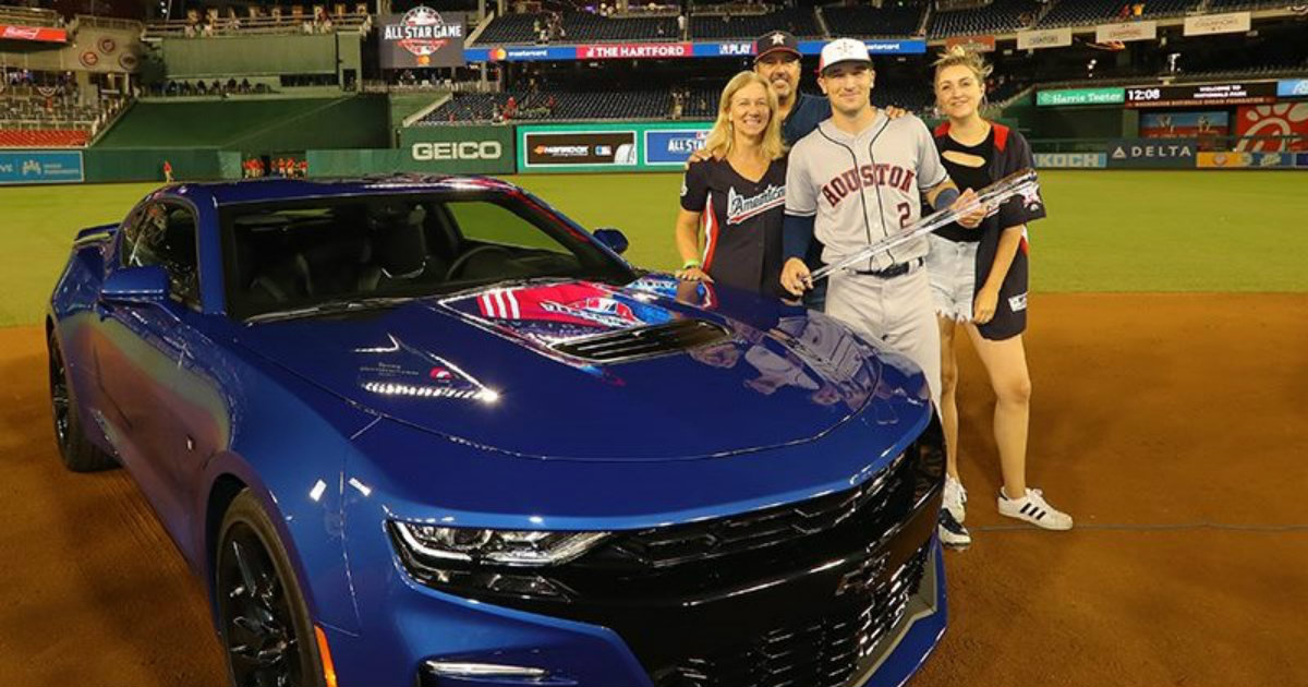 Alex Bregman junto al auto que le dieron y que regaló a su madre © Facebook/MLB