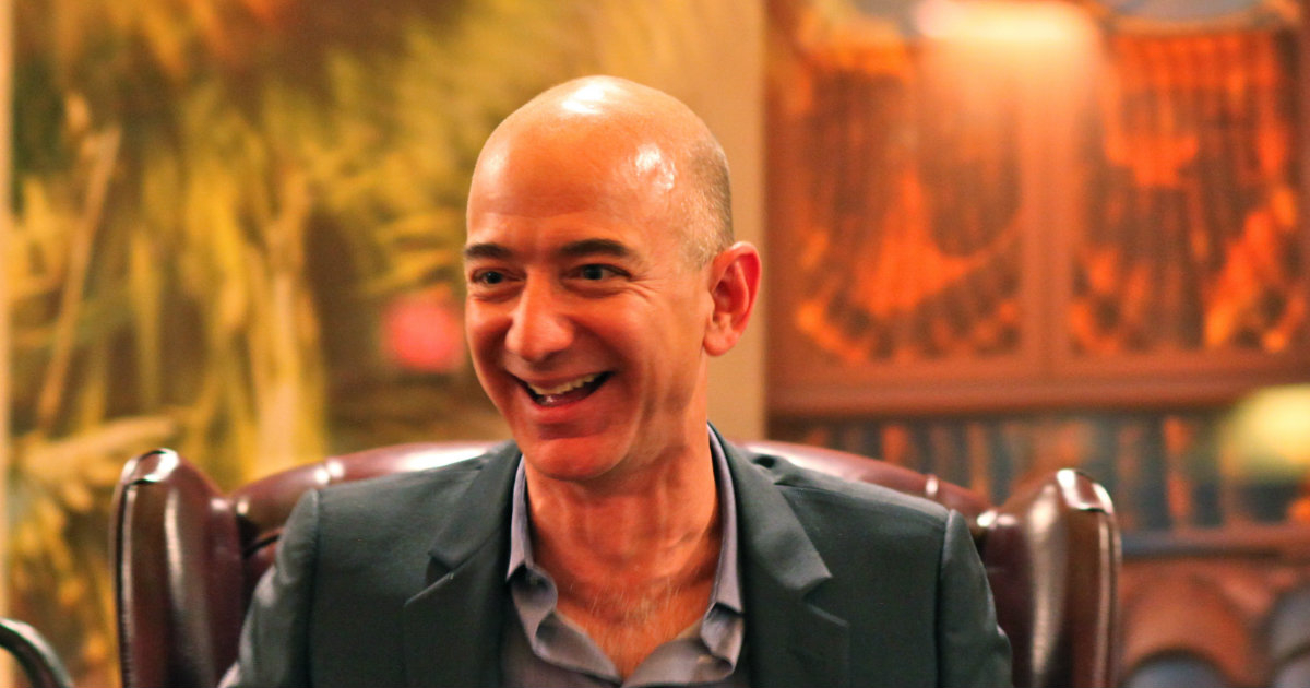 Jeff Bezos sonríe durante un acto público © Flickr / Steve Jurvetson