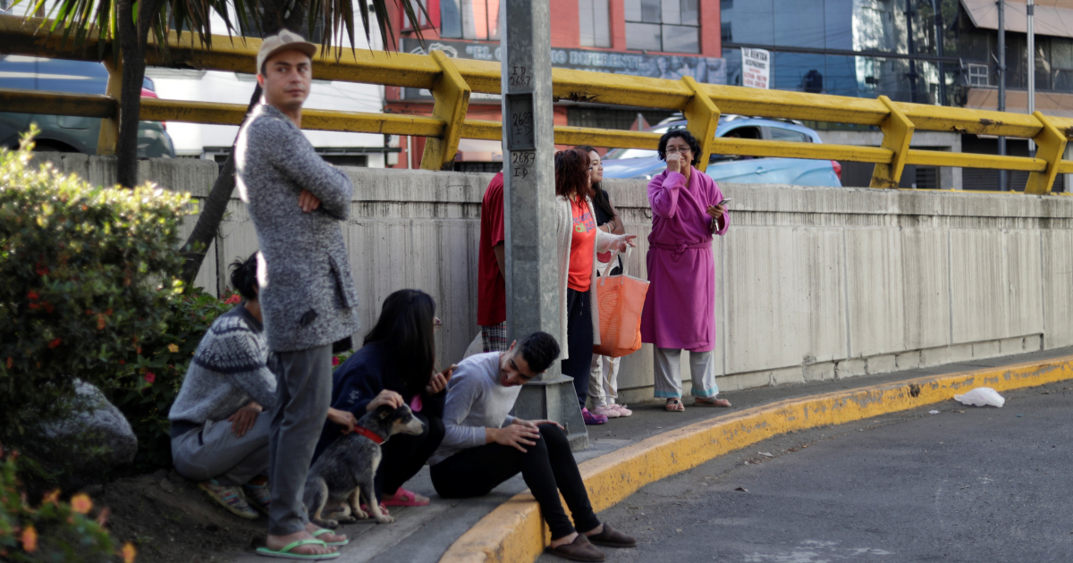 Ciudadanos de México sentados en la acera tras la sacudida © REUTERS / Henry Romero