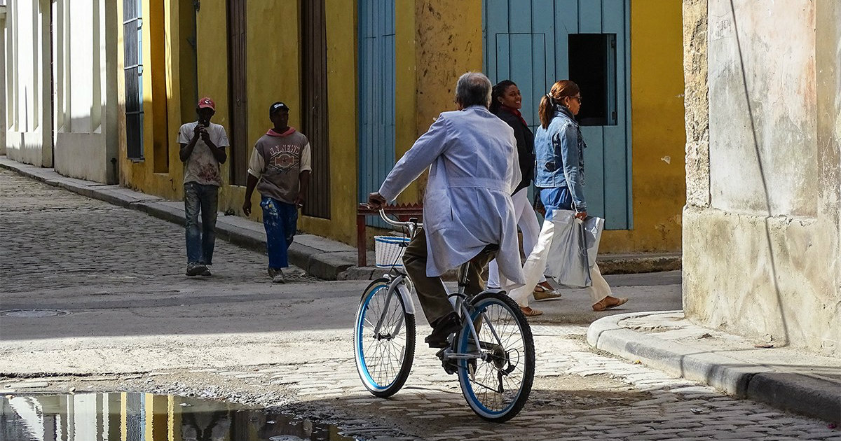 Médico cubano en bicicleta © CiberCuba