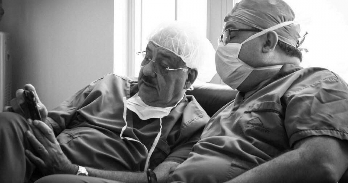 El médico cubano Francisco Fúster Alfaro (izda) junto a su compañero Danilo Medina © Facebook / Danilo Medina