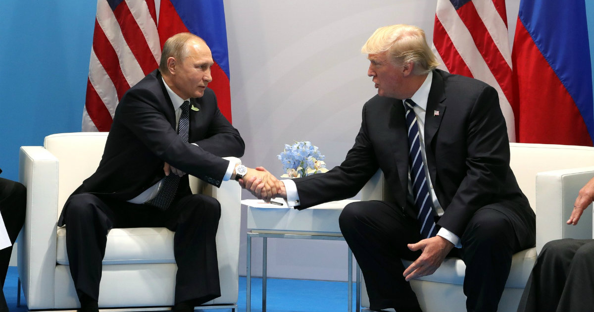 Putin y Trump se dan las manos en un acto diplomático © Wikipedia