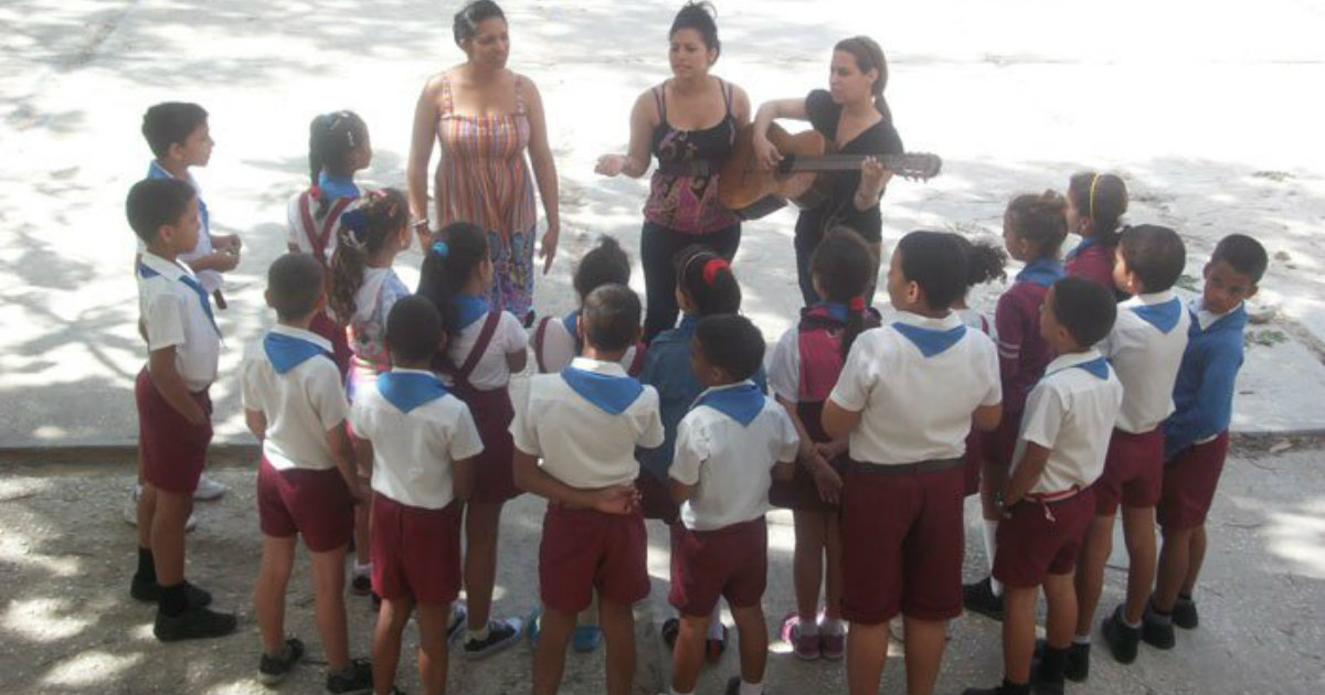 Niños, recibiendo instrucción musical. © Cubaeduca.